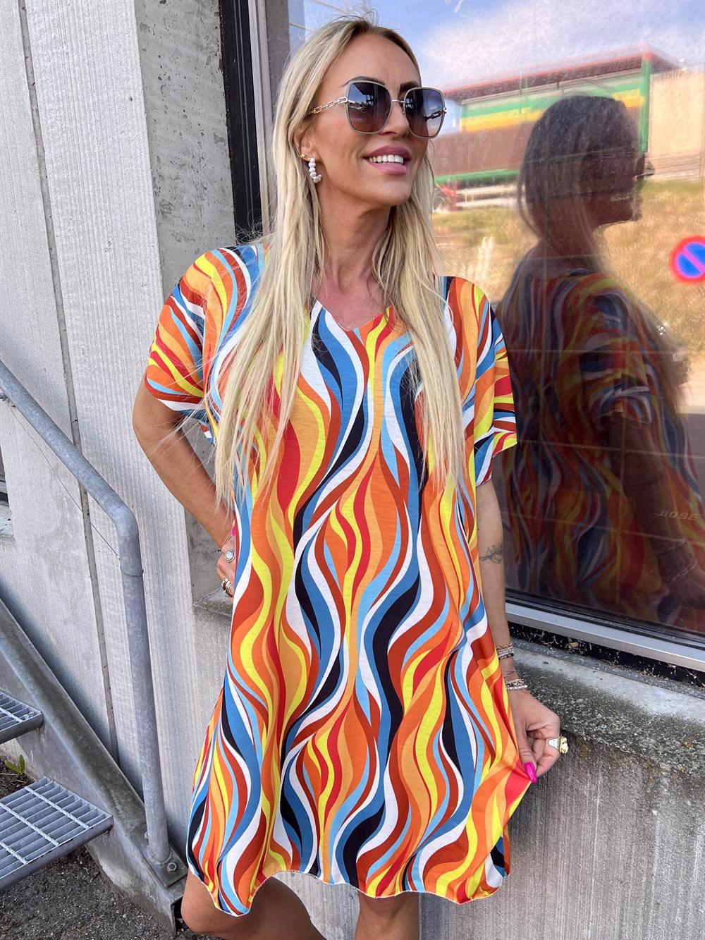 Mali Pattern - Flerfarvet mønstret t-shirt kjole